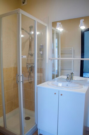 Double Room | Bathroom | Shower, hydromassage showerhead, free toiletries, hair dryer - Le Relais du Jardin (Orbigny)