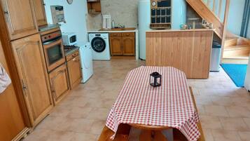 Double Room | Shared kitchen | Espresso maker, coffee/tea maker, electric kettle, dining tables