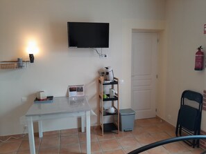 Double Room | In-room dining - Le Relais du Jardin (Orbigny)