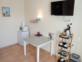 Espacio para trabajar con laptop, sistema de insonorización y cunas 