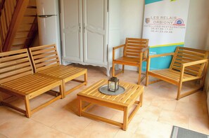 ห้องดับเบิล | บริเวณนั่งเล่น | ทีวีจอแบน 80 นิ้ว พร้อมช่องดิจิตอล