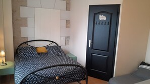 Double Room | Laptop workspace, soundproofing, cribs/infant beds, free WiFi - Le Relais du Jardin (Orbigny)
