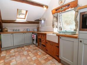 Fridge, electric kettle, cookware/dishes/utensils - Millers Loft (Llanrwst)