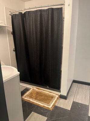 Dusche, Haartrockner, Bidet, Handtücher