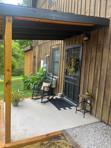 Charming 1-bedroom cottage in marvelous Springfield with AC