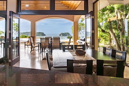 Casa Macaw, Ocean View Villa with Infinity Pool