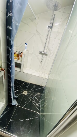 Haartrockner, Handtücher, Seife, Toilettenpapier