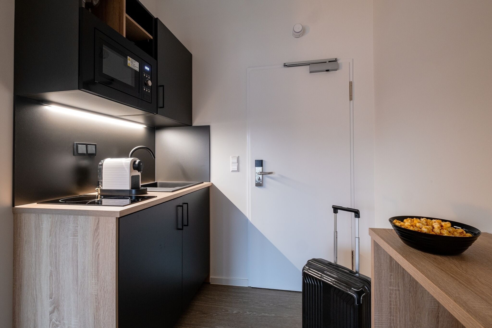 Apartment, Private Bathroom (Mehrbett-Zimmer) | Private kitchen | Full-size fridge, microwave, eco-friendly cleaning products