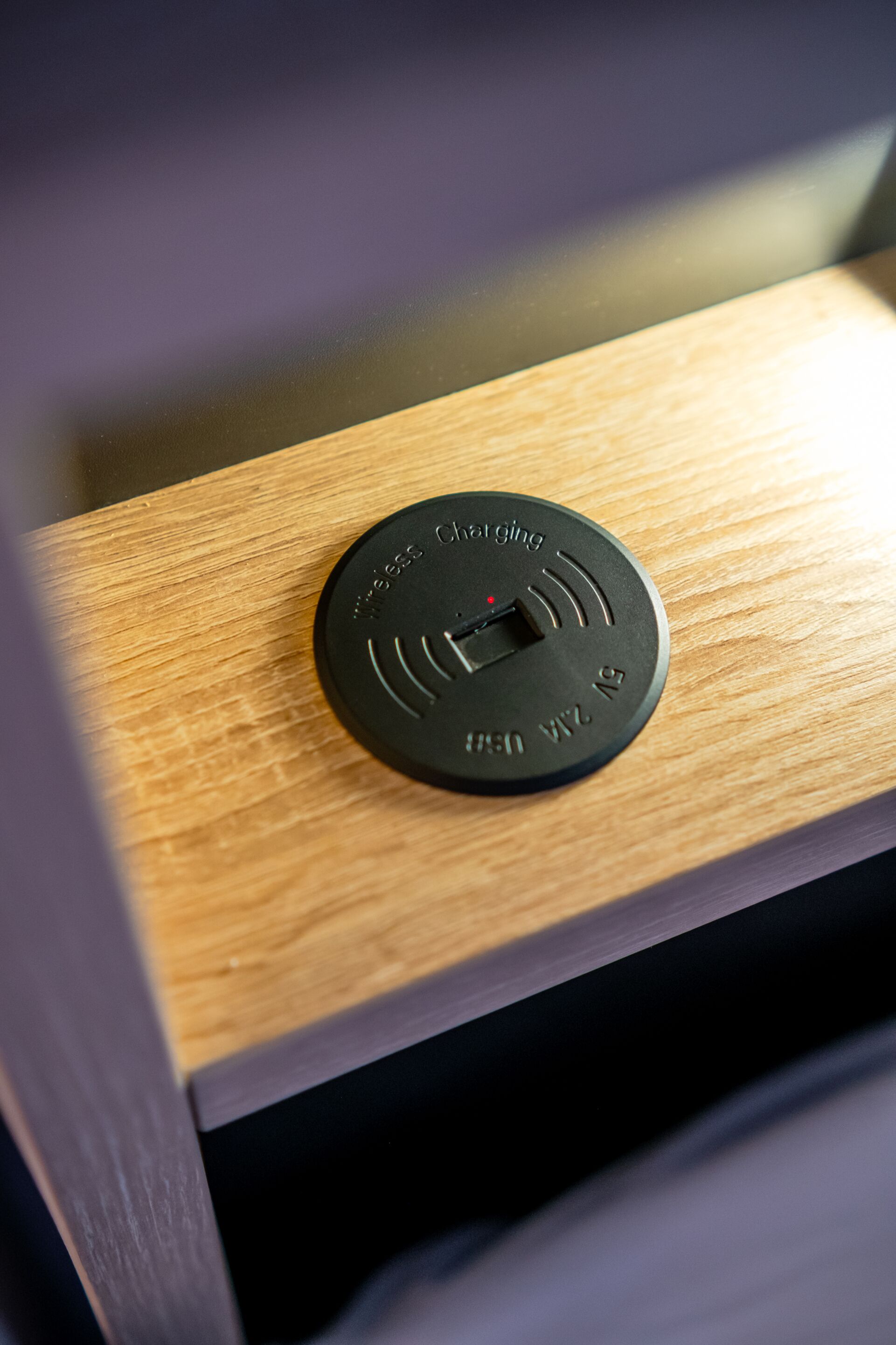 Une station de recharge sur une surface en bois.