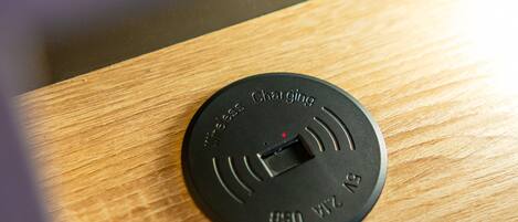 Une station de recharge sur une surface en bois.