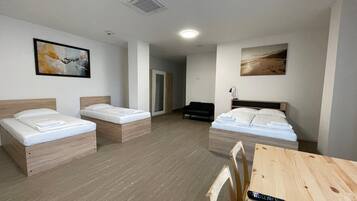 Premium-Apartment, barrierefrei, eigenes Bad | Individuell dekoriert, individuell eingerichtet, Schreibtisch