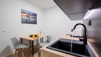 Apartemen, kamar mandi pribadi (Deluxe) | Tempat makan