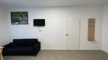 Premium-Apartment, barrierefrei, eigenes Bad | Individuell dekoriert, individuell eingerichtet, Schreibtisch