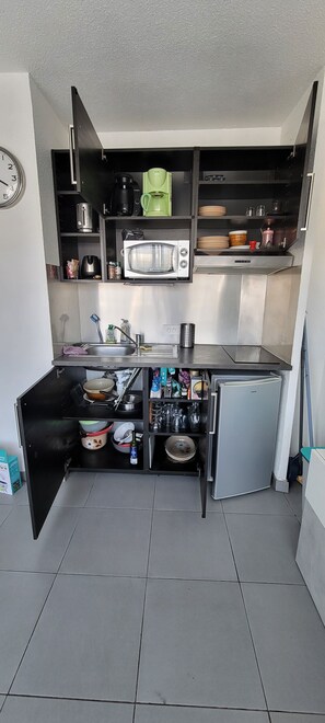 Refrigerador, microondas, parrilla de estufa y cafetera y tetera