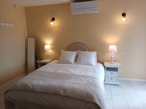 Family Triple Room, Ensuite, Pool View (La Fenière)
