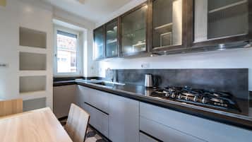 Geladeira, micro-ondas, fogão, cooktop