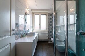 Douche, sèche-cheveux, bidet, serviettes fournies