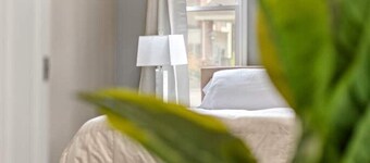 Spacious fully remodeled king size bed apartment
Sleeps four