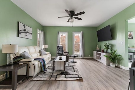 Smart TV. Comfortable 2 bedroom king suite/