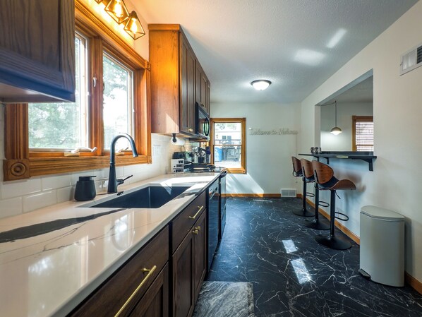 冷蔵庫、電子レンジ、オーブン、コンロ