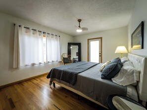 3 bedrooms, desk, iron/ironing board, travel cot