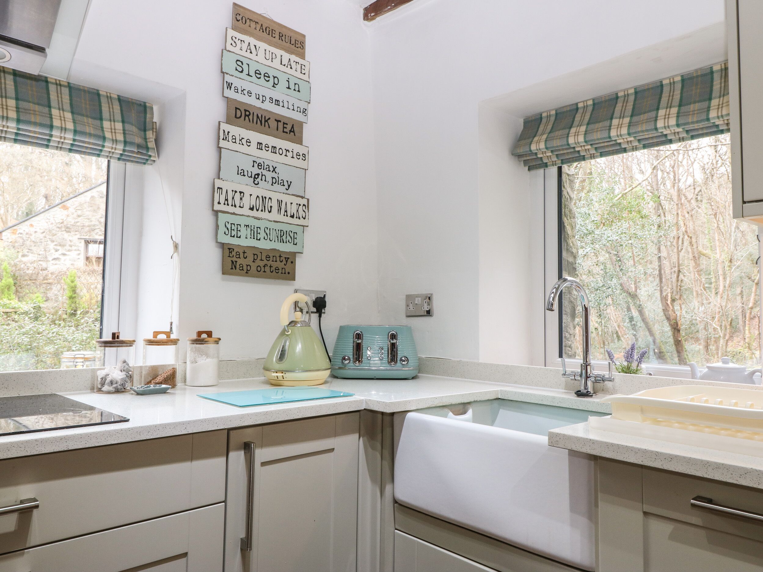 冷蔵庫、食器洗い機、電気ポット、トースター