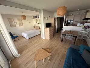 1 chambre, fer et planche Ă repasser