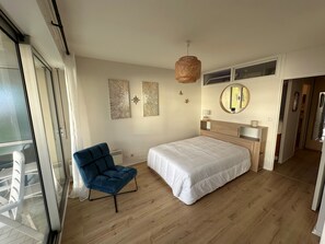 1 dormitori i planxa i posts de planxar