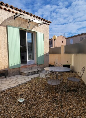 Outdoor dining - Studio in quiet residence with pool (Fréjus)