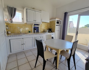 Fridge, microwave, oven, coffee/tea maker
