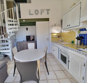 Fridge, microwave, oven, coffee/tea maker - Studio in quiet residence with pool (Fréjus)