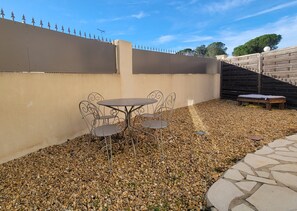 Outdoor dining - Studio in quiet residence with pool (Fréjus)