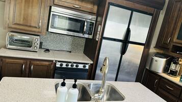 Microondas, horno, parrilla de estufa y utensilios de cocina