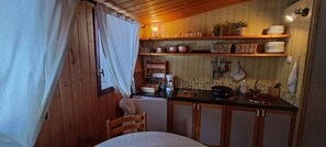 Kjøleskap, mikrobølgeovn og kaffetrakter/tekoker