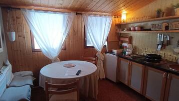 Geladeira, micro-ondas, cafeteira/chaleira