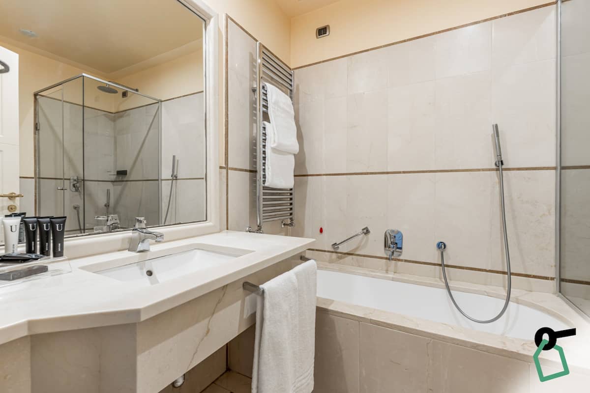 Comfort dubbelrum | Badrum | Badkar och dusch, gratis toalettartiklar, hårtork och handdukar