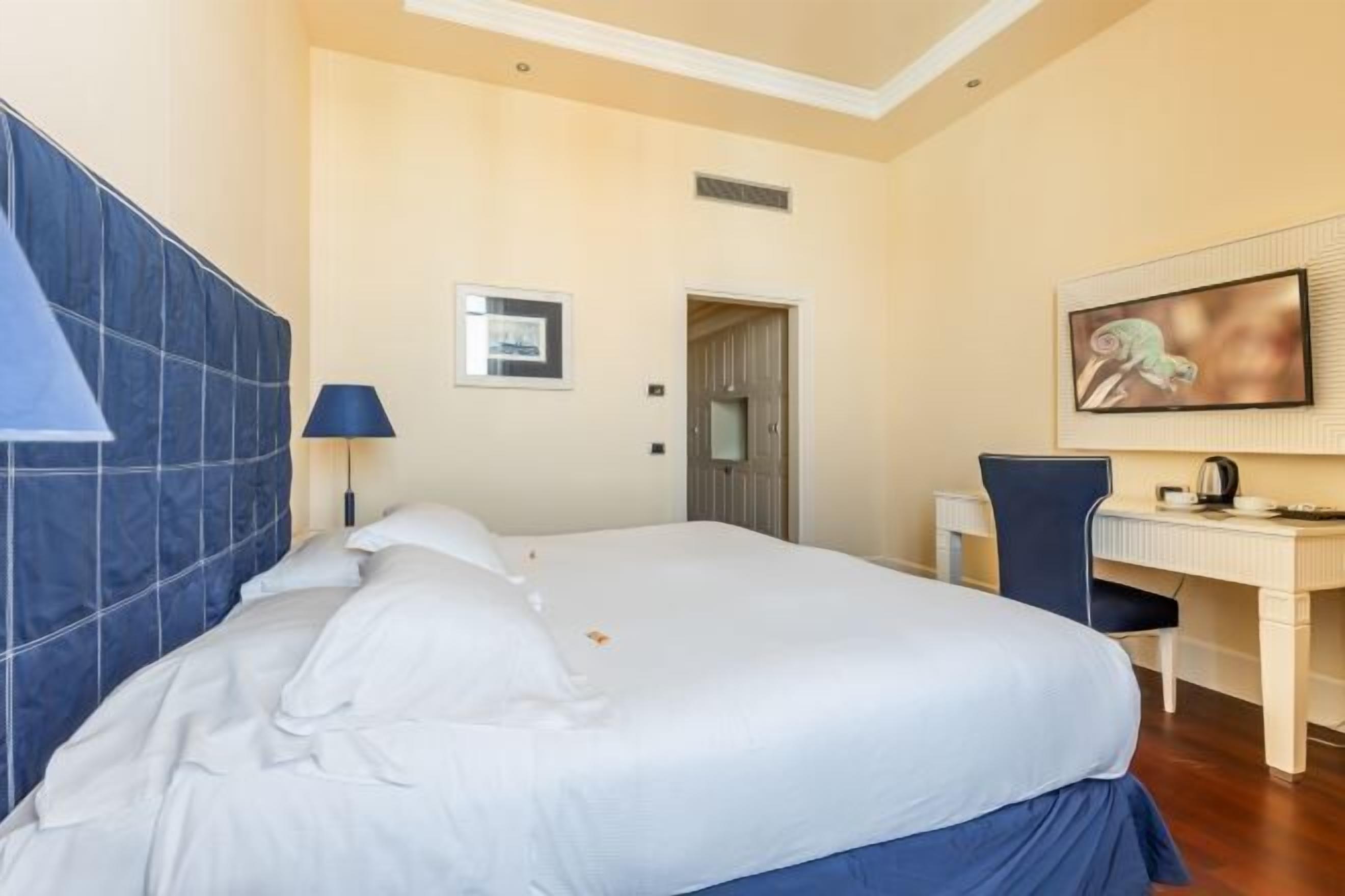 Minibaari, tallelokero huoneessa, työpöytä