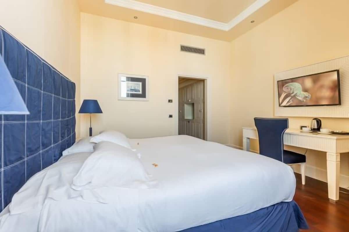 Minibar, värdeförvaringsskåp på rummet och skrivbord