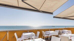 A terrace with tables and chairs, overlooking the sea. - Hotiday Room Collection - Livorno Mascagni (Livorno)