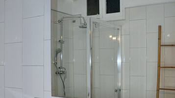 Een haardroger, handdoeken