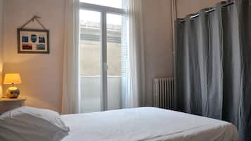 2 habitaciones, tabla de planchar con plancha y ropa de cama