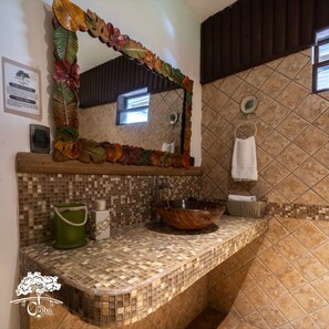 Secadora de cabello, toallas, jabón, papel de baño 