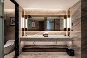 A modern bathroom with a large mirror, two sinks, a toilet, and a shower. - Imperial Lexis Kuala Lumpur (Kuala Lumpur)