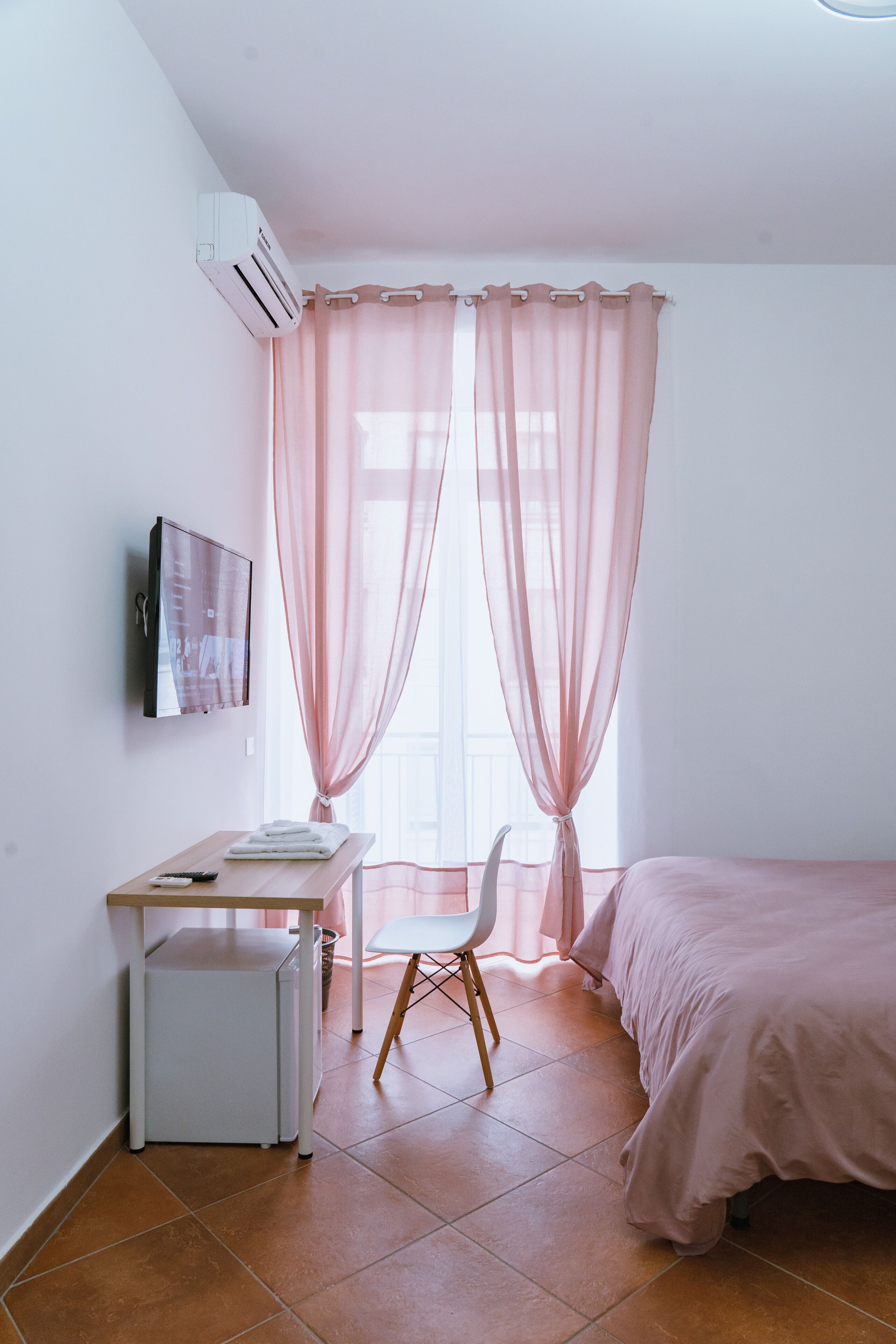 Habitación de lujo, baño privado, vista a la ciudad | 1 habitación, ropa de cama de alta calidad y decoración personalizada 