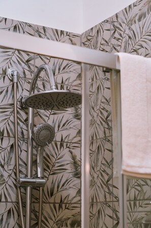 Luxury Room, Private Bathroom, City View | Bathroom | Shower, rainfall showerhead, free toiletries, hair dryer - GG - Grow - Santa Brigida (Naples)