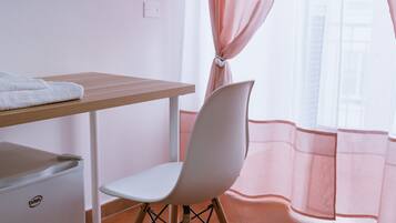 Habitación de lujo, baño privado, vista a la ciudad | 1 habitación, ropa de cama de alta calidad y decoración personalizada