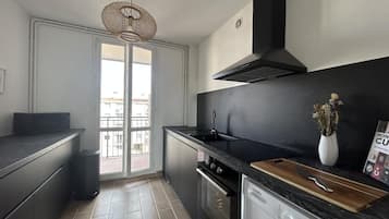 Réfrigérateur, micro-ondes, four, plaque de cuisson