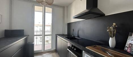 Frigorifero, microonde, forno, piano cottura