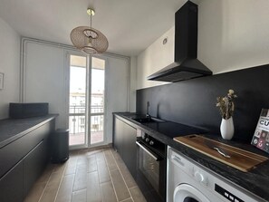 Jääkaappi, mikroaaltouuni, uuni, liesi