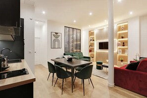 Dining - An Amazing 3BR/3BA in Montmartre / Sacré Coeur (Paris)